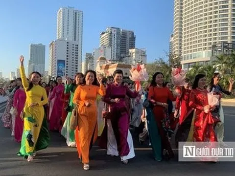 Khánh Hòa: Hơn 2.000 phụ nữ tham gia diễu hành "Tôn vinh áo dài Việt Nam"