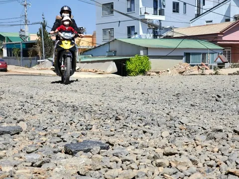 Đà Lạt: Dự án "rùa bò", người dân phải đóng cửa suốt ngày đêm tránh bụi