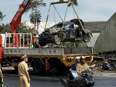 Clip TNGT: Toàn cảnh vụ xe tải đổ đèo đâm nát Toyota Corolla Cross