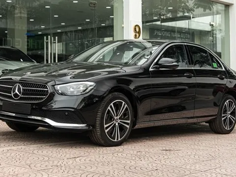 Muốn mua Mercedes-Benz E-Class mới với giá như xe cũ thì đây là một lựa chọn: Lăn bánh 30km, còn nguyên nilon và chưa ra biển nhưng rẻ hơn niêm yết 309 triệu đồng