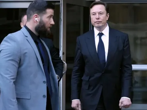 Nhân viên Twitter: Trong văn phòng mà Elon Musk lúc nào cũng kè kè 2 vệ sĩ, kể cả lúc đi vệ sinh