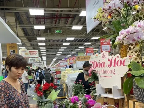 Thị trường quà tặng 8/3: Hàng “độc” lạ, ăn được...