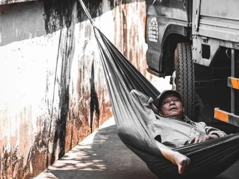 Tài xế mắc võng ngủ 2 đêm mệt mỏi chờ đăng kiểm