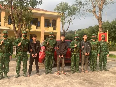 Bắt quả tang 2 người Trung Quốc đang cắt rừng vượt biên trái phép sang Lào