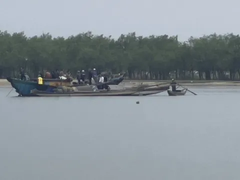 Đang tìm kiếm 2 vợ chồng nghi chìm thuyền mất tích trên sông