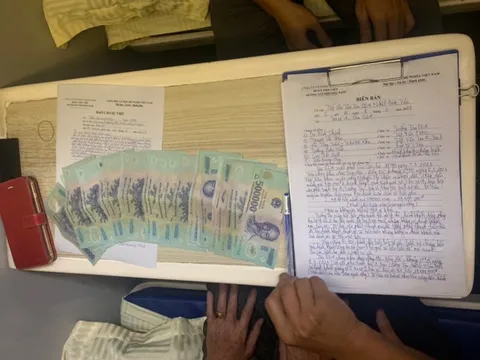 Tiếp viên tàu trả lại tiền cho khách đánh rơi