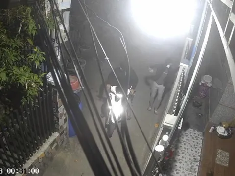 CLIP: Vụ liên tục “khủng bố” nhà dân bằng mắm thối, sơn, gạch đá: Các đối tượng tiếp tục hành động như thách thức?