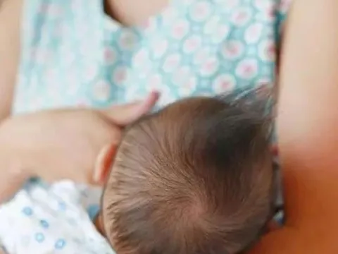 Bé gái 2 tháng tuổi bất ngờ tử vong nghi do bị ngạt sữa