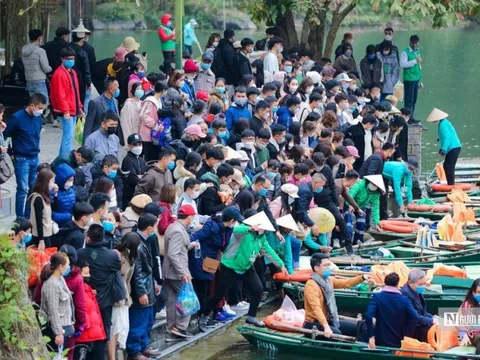 HSBC: Khách du lịch tăng cao kỷ lục, chặng đường phục hồi vẫn còn khá xa