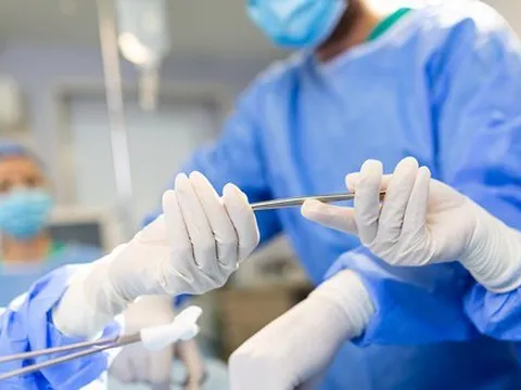 Hy hữu: Tay phanh đâm xuyên hốc mắt vào não bé gái sau tai nạn xe đạp