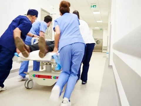 Tặng quà bạn gái bằng tư thế 'yêu' mới, nam thanh niên phải đi cấp cứu