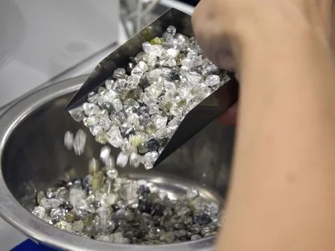 Chiếm 27% thị phần thế giới, mặt hàng này của Nga vẫn lặng lẽ chảy vào châu Âu, kiếm hàng tỷ đô la khiến các nước phương Tây 'bất lực'