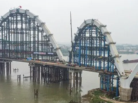 Ngắm cầu vòm thép cao nhất Việt Nam trên sông Đuống sắp đi vào hoạt động