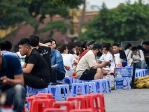 Giành lại vỉa hè ở Hà Nội: Sẽ khảo sát, đưa các quán trà đá vào trong ngõ