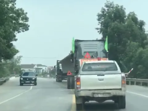 Nghệ An: Xác minh xe biển trắng gắn đèn ưu tiên “hộ tống” xe đầu kéo