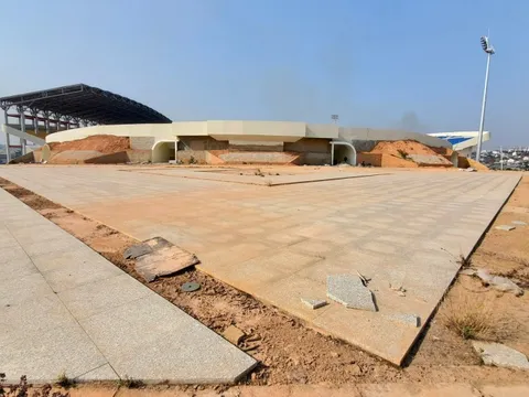 "Lỡ hẹn" hơn 1 năm, sân vận động Đà Lạt vẫn ngổn ngang