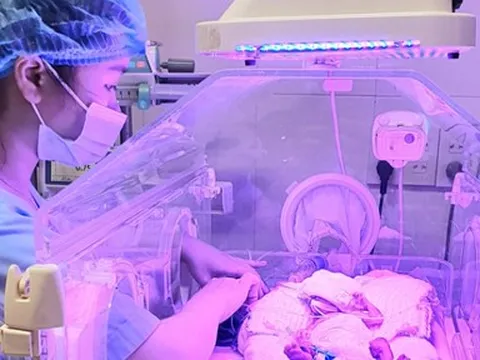 Hy hữu nuôi sống bé sinh non 24 tuần tuổi, nặng vỏn vẹn 700 gram