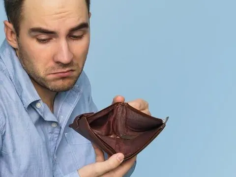 Người đàn ông có hơn 140 nghìn tỷ đồng trong tài khoản nhưng vẫn nhặt xe bị vứt đi về lái cho ‘tiết kiệm’, đi siêu thị vào giữa đêm săn đồ giảm giá