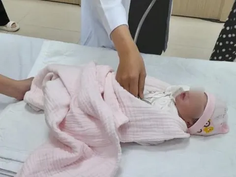 Phát hiện bé gái mới sinh trong túi nilon bịt kín tại bãi rác