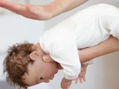 Bé gái 2 tháng tuổi tử vong nghi do ngạt sữa