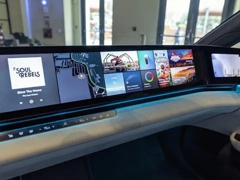 Bên trong chiếc Honda có màn hình dài nhất, chiếu phim và chơi được PS5