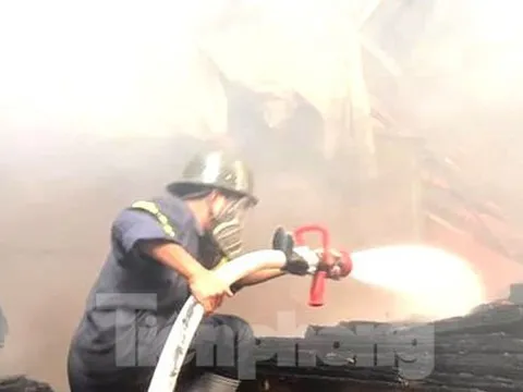 Cháy xưởng mút xốp ở Bình Dương, cột khói đen bốc cao hàng chục mét