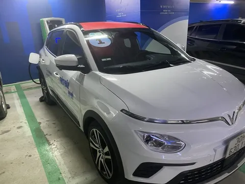 Tỉ phú Phạm Nhật Vượng sẽ thay đổi cuộc chơi trên thị trường taxi?