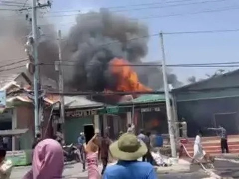 Bình Thuận: Cháy nhà, khói bốc ngùn ngụt ở khu du lịch Hàm Tiến