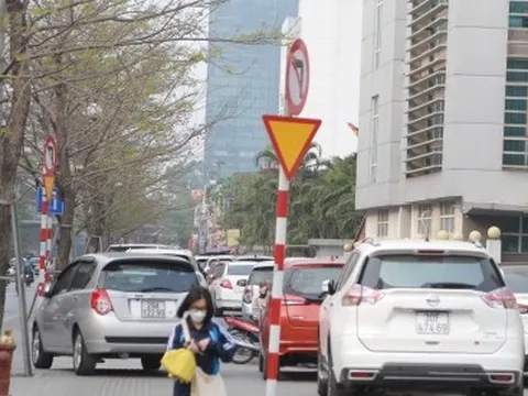 Ô tô ngang nhiên đỗ kín vỉa hè bất chấp nỗ lực dẹp vỉa hè của Hà Nội