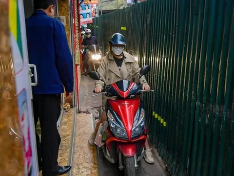 Người dân vất vả di chuyển trên đoạn đường chỉ hơn 1 m cả vỉa hè ở Hà Nội