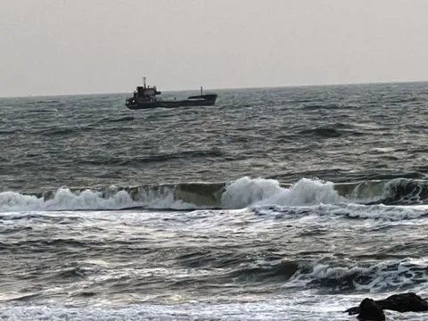 Tàu hàng gặp nạn tự ý rời khỏi vùng biển Bình Thuận