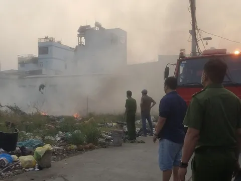 CLIP: Khu dân cư ở TP HCM náo loạn do đốt rác bất cẩn