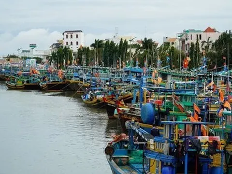 Bình Thuận: Sóng to đánh chìm tàu chở hàng, 2 thuyền viên mất tích