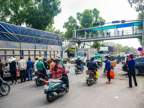 Cầu bộ hành bị lãng quên, người dân bất chấp nguy hiểm sang đường tùy tiện