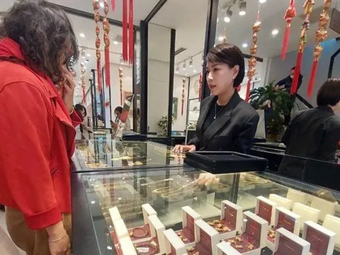 Giá vàng bất ngờ tăng mạnh, USD giảm sâu