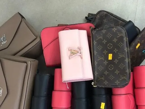 Bất ngờ kiểm tra loạt shop kinh doanh ‘hàng hiệu’ ở TPHCM