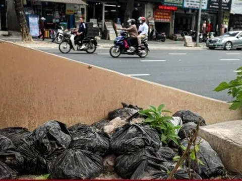 Tuyến đường sắt Nhổn - ga Hà Nội biến thành bãi chứa rác thải, phế liệu