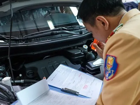 Cận cảnh CSGT kiểm định phương tiện ở trung tâm đăng kiểm Hà Nội