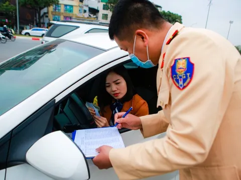 CLIP: CSGT phát giấy hẹn cho người dân đi đăng kiểm