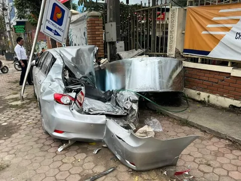 Kinh hoàng cuộn thép nặng cả tấn rơi từ xe đầu kéo xuống đè bẹp ôtô con