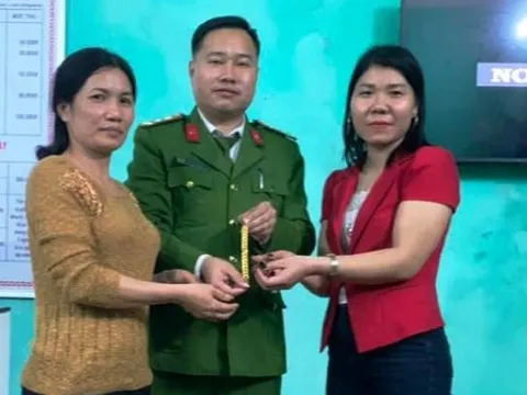 Nhặt được dây chuyền vàng 50 triệu đồng, cô giáo mầm non báo công an để trả người mất