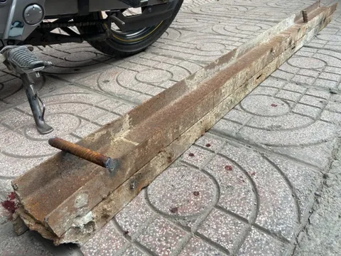 Ớn lạnh thanh thép dài 2 mét từ trên cao rơi xuống đầu người chạy xe máy