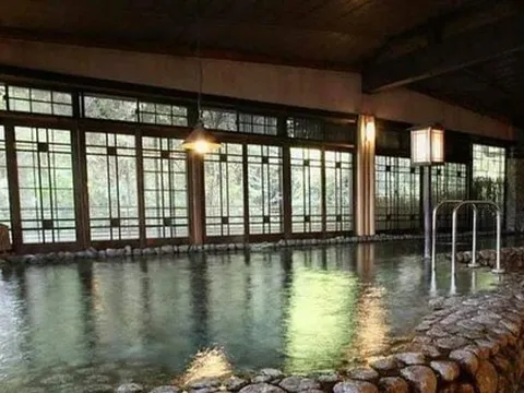 Nhật Bản: Khách sạn bị tố nửa năm thay nước bể tắm một lần, cựu chủ tịch nhận lỗi rồi tự sát