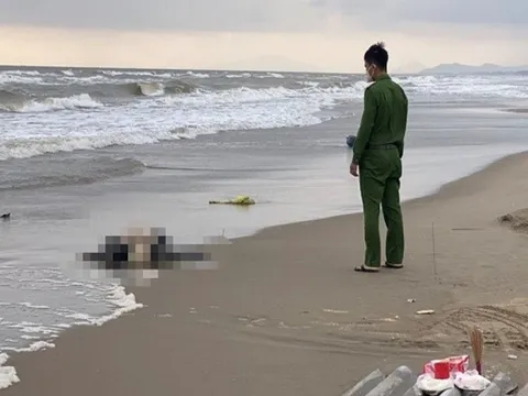 Thi thể nam giới nghi là người nước ngoài trôi dạt vào bờ biển Thanh Hóa