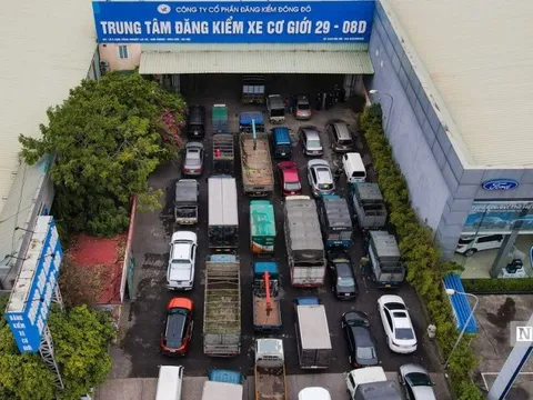 Hà Nội: Hàng xe nối dài tại trung tâm đăng kiểm trước thời điểm bị khám xét