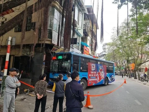 Hà Nội: Xe buýt lao vào quán bún chả, 2 người nhập viện