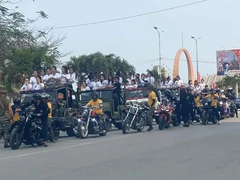 Chính quyền nói gì về vụ người đẹp ngồi xe Jeep cắm cờ nước ngoài, tài xế mặc rằn ri?