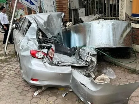 Cuộn thép hàng chục tấn rơi xuống đường đè bẹp ô tô con, người dân kinh hãi