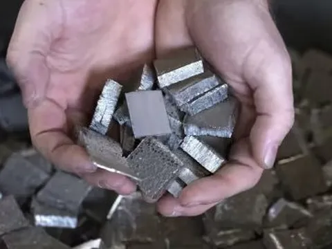 Từng tăng nóng tương tự lithium, loại nguyên liệu pin xe điện quan trọng này đang lao dốc không phanh, Trung Quốc chuẩn bị ra tay giải cứu