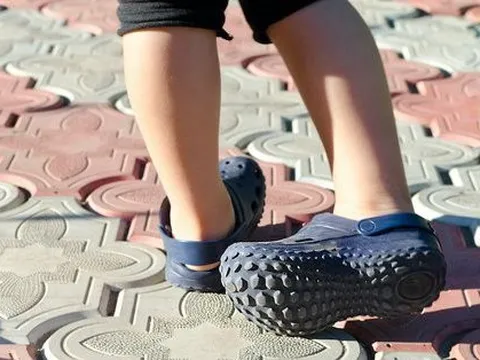 Dép Crocs gây tật bàn chân bẹt hay không? Chuyên gia giải đáp ngắn gọn, bất ngờ